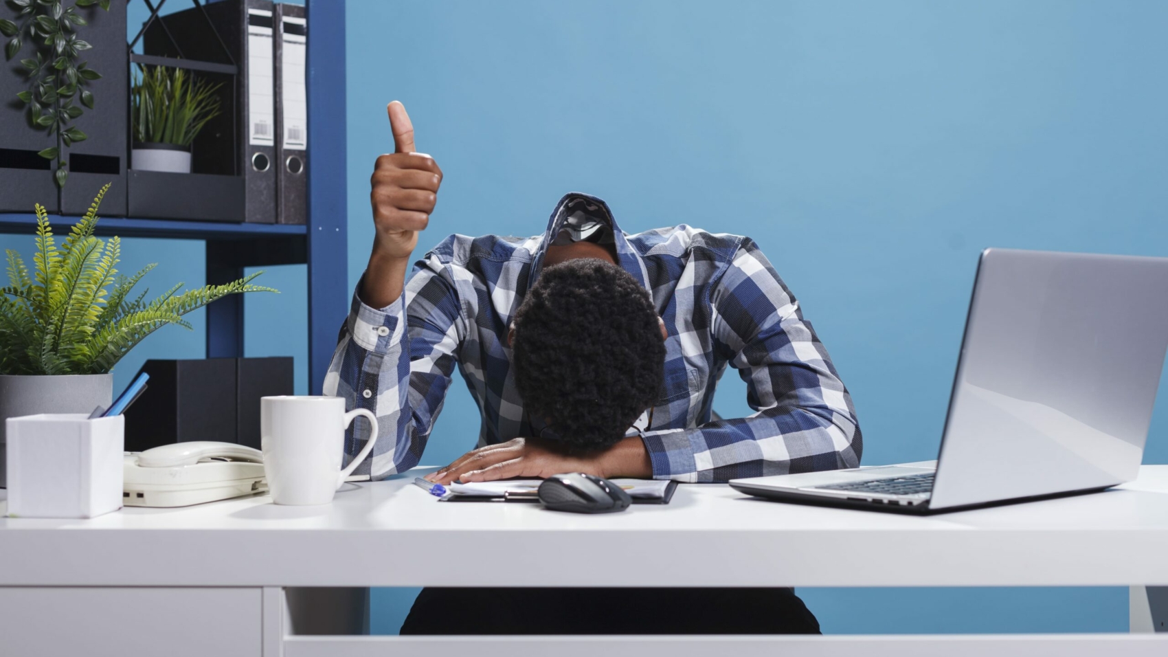employe-de-bureau-extremement-fatigue(1)