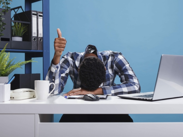 employe-de-bureau-extremement-fatigue(1)